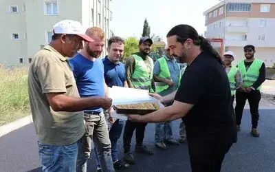 Asfaltlama ekibine tatlı sürpriz
