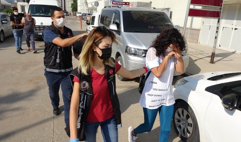 Zehir tacirlerinin planını polisbozdu: Bafra'dan da 2 gözaltı - İstanbul’dan Samsun’a uyuşturucu sevkiyatı yapan zehir tacirleri, polise yakalanmamak için farklı yolları kullanmalarına rağmen yakayı ele verdi.