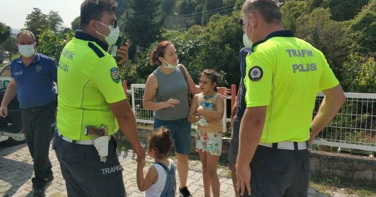 Samsun’da kazada korkan çocukları trafik polisleri teselli etti
