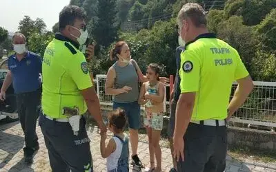 Samsun’da kazada korkan çocukları trafik polisleri teselli etti
