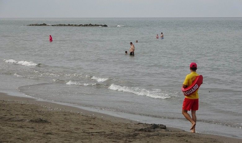 Samsun’da denizde 1 kişiboğuldu, 3 kişi kurtarıldı - Samsun’da denizde boğulma tehlikesi geçiren 1 kişi kaldırıldığı hastanede hayatını kaybederken, 3 kişi ise cankurtaranlar tarafından kurtarıldı.