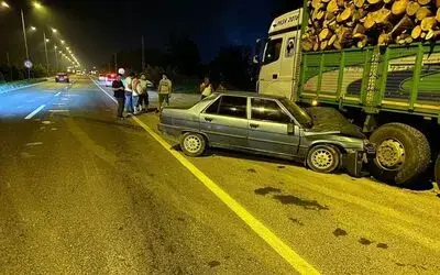 Samsun’da otomobil kamyonla çarpıştı: 2 yaralı
