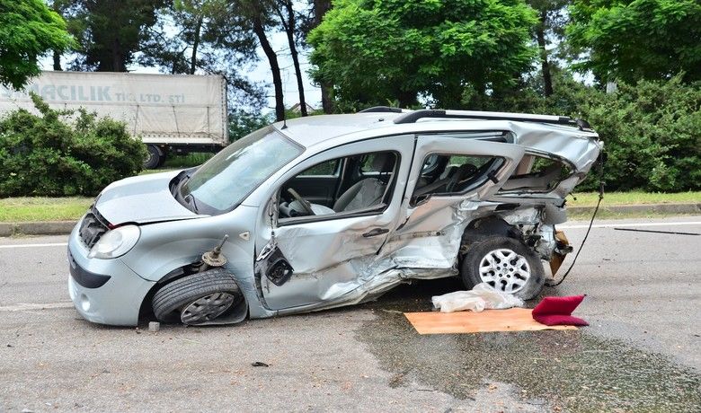 Lüks otomobil hafif ticari araca çarptı: 2 ölü
 - Samsun’da aşırı süratli yabancı plakalı lüks otomobilin kavşağa çıkan hafif ticari araca çarptığı kazada 2 kişi hayatını kaybetti.