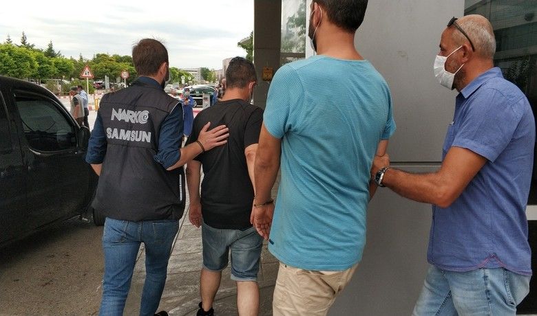 Samsun’da uyuşturucu ticaretinden4 kişi tutuklandı - Samsun’da sokak satıcılarına yönelik düzenlenen uyuşturucu operasyonunda adliyeye sevk edilen 5 kişiden 4’ü mahkemece tutuklanırken, 1 kişi ise adli kontrol şartıyla serbest bırakıldı.