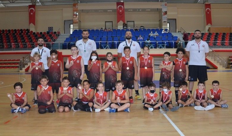 Bafra’da geleceğin basketbolcuları yetişiyor - Samsun’un Bafra ilçesinde geleceğin sporcuları uzman eğitmenlerden basketbol oynamayı öğreniyor.