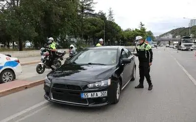 Trafik polisleri modifiyeli ve abartı egzozlu araba avına çıktı
