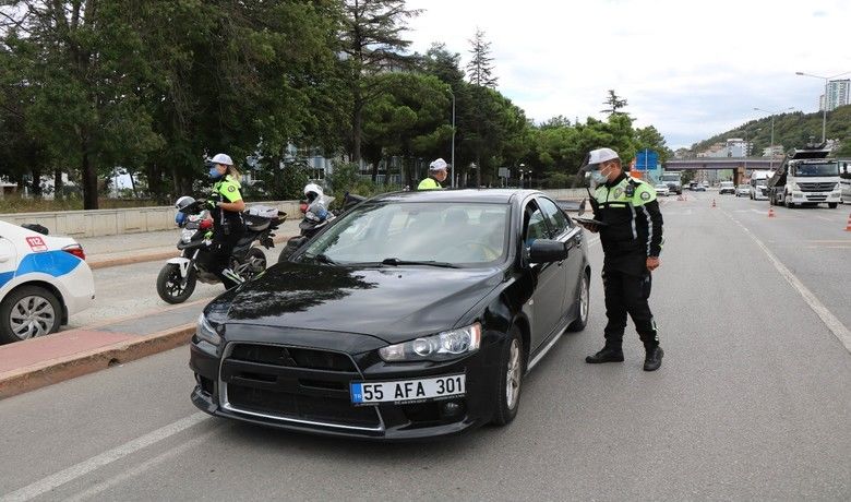 Trafik polisleri modifiyeli veabartı egzozlu araba avına çıktı - Samsun’da trafik polisleri kural dışı modifiyeli ve abartılı egzozlu araçlar üzerinde uygulama yaptı. Yarım saat süren uygulamada 7 araç sürücüsüne toplam 2 bin 194 TL ceza uygulandı.