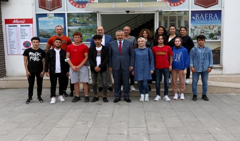Başkan Kılıç: “Bafra’daki tümeğitim yuvaları bizler için kıymetli” - Bafra Belediye Başkanı Hamit Kılıç, 2021-2022 eğitim-öğretim yılı dolayısıyla Galip Öztürk Ortaokulunu ziyaret ederek Okul Müdürü Bülent Sevinç, öğretmenler ve öğrenciler ile bir araya geldi.