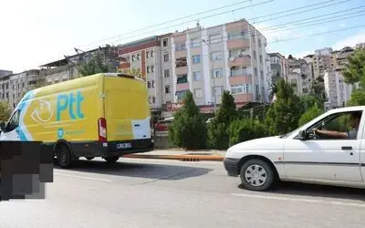 PTT aracı ana caddede halatla otomobil çekti
