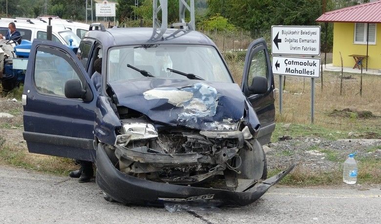 Samsun’da iki hafif ticariaraç çarpıştı: 3 yaralı - Samsun’da iki hafif ticari aracın çarpışması sonucu meydana gelen trafik kazasında 3 kişi yaralandı.