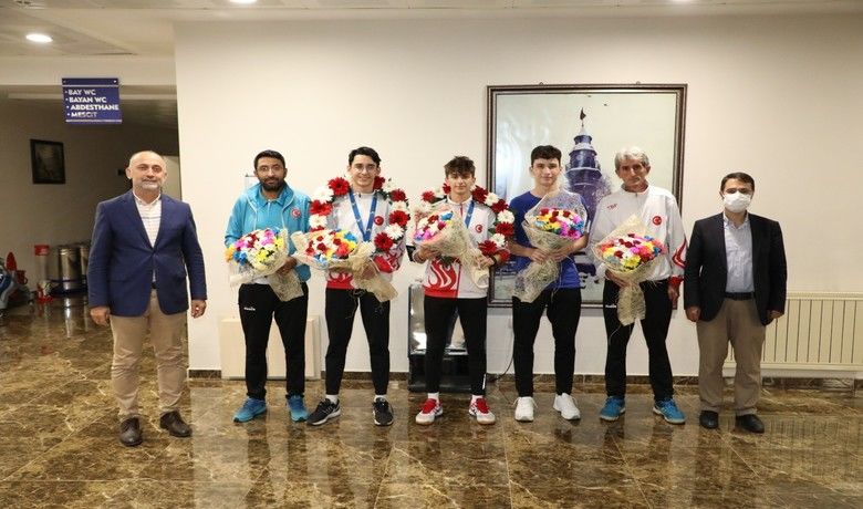 Badmintonda Avrupa üçüncüsü oldular
 - U17 Avrupa Badminton Şampiyonası’nda üçüncü olan Samsunlu sporcular havalimanında çiçeklerle karşılandı.