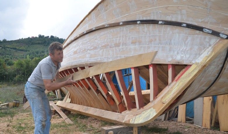38 yıldır ahşap tekne üretiyor
 - Samsun’un Yakakent ilçesinde yaşayan Ünsal Sarışan, 14 yaşında çırak olarak başladığı ahşap tekne imalatını çırak bulamadığı için tek başına sürdürüyor.