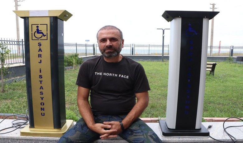 Tasarladığı şarj istasyonu ile akülüaraç kullanan engellilere umut olacak - Samsun’da 55 yaşındaki Olgun Aydoğan, engelli bireyler için basit kullanılabilirliği olan 20 kilogram ağırlığında şarj istasyonu tasarladı.