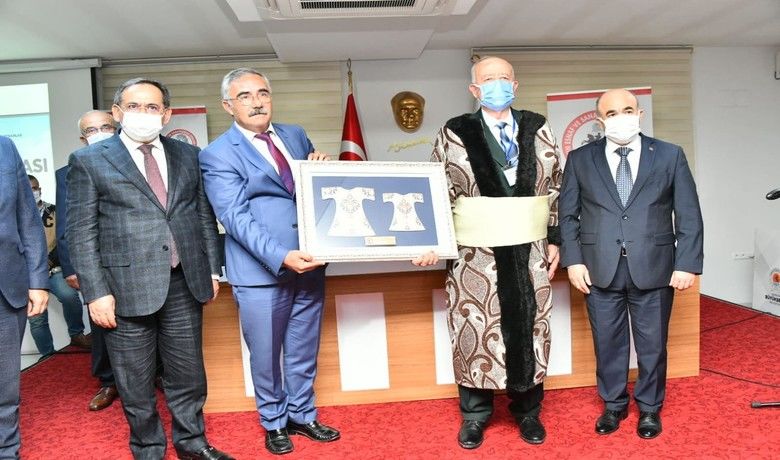 Samsun’da yılın ahisi Alaçam'dan 51 yıllık terzi - "Ahilik Kültür Haftası" etkinlikleri kapsamında Samsun Esnaf ve Sanatkârlar Odaları Birliği binasında  kutlama programı düzenlendi. Yılın ahisi Samsun’un Alaçam ilçesinde 51 yıllık terzi 74 yaşındaki Necdet Hacıyunus oldu.