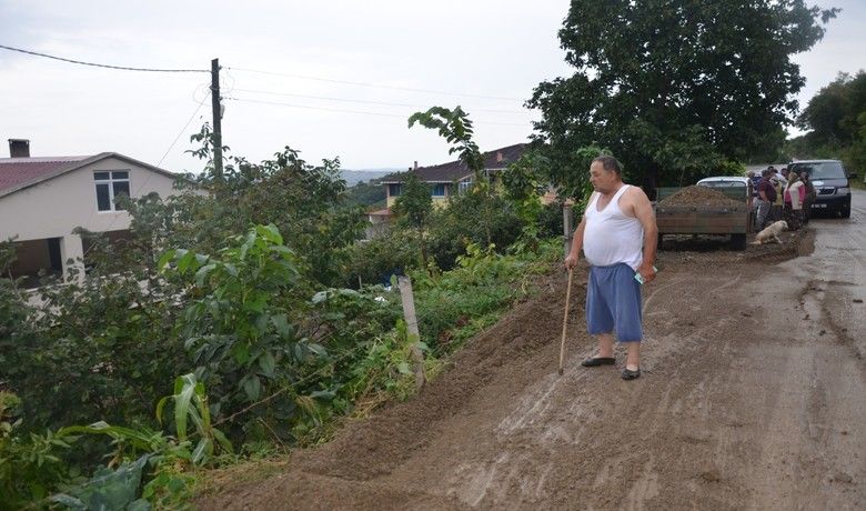 Taşan dereler vatandaşı mağdur etti - Samsun’un Bafra ilçesinde sağanak yağış nedeniyle derelerin taşması sonucu arazileri su bastı. Ziraat Odası Başkanı Osman Tosuner ile İlçe Tarım ve Orman Müdürlüğü ekipleri bölgede inceleme yaptı.
