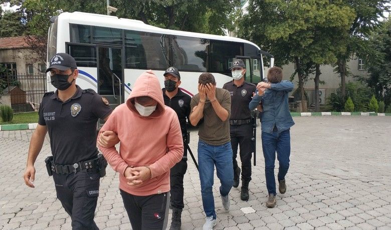 Samsun’da uyuşturucu ticaretinden 3’ü kamugörevlisi 6 kişi adliyeye sevk edildi - Samsun’da narkotik polisi tarafından düzenlenen operasyonda gözaltına alınan 3’ü kamu görevlisi 6 kişi "uyuşturucu ticareti yapmak" suçundan adliyeye sevk edildi.