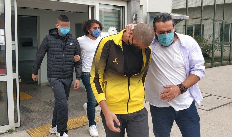 Tur firmasını kurşunlayan 16yaşındaki 2 kişi yakalandı - Samsun’da bir tur firmasına silahlı saldırı düzenledikleri iddia edilen 16 yaşındaki 2 kişi polis tarafından yakalandı.