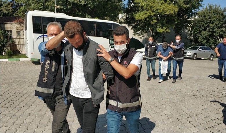 Samsun’da kaçak silah operasyonu: 2 gözaltı
 - Samsun’da silah ticaretine yönelik polisin yaptığı operasyonda 5 adet ruhsatız tabanca, silah parçası ve mermiler ele geçirilirken, olayla ilgili 2 kişi gözaltına alındı.