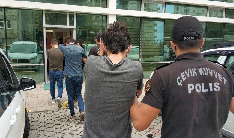 Samsun’da uyuşturucu ticaretinden 3 tutuklama
 - Samsun’da narkotik polisi tarafından düzenlenen operasyonda gözaltına alınan 3’ü kamu görevlisi 6 kişinden 3’ü mahkemece tutuklanırken, 3 kişi ise adli kontrol şartıyla serbest bırakıldı.