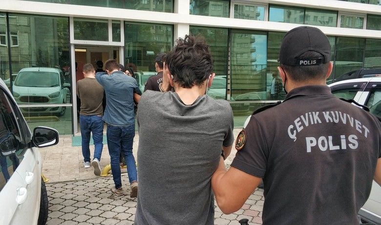 Samsun’da uyuşturucu ticaretinden 3 tutuklama
 - Samsun’da narkotik polisi tarafından düzenlenen operasyonda gözaltına alınan 3’ü kamu görevlisi 6 kişinden 3’ü mahkemece tutuklanırken, 3 kişi ise adli kontrol şartıyla serbest bırakıldı.