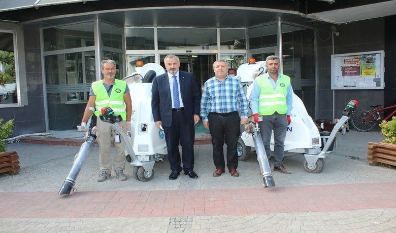 Bafra temizliğine iki yeni araç - Bafra Belediyesi ilçe temizliğinde kullanılmak üzere iki adet yol ve kaldırım temizleme aracını bünyesine kazandırdı.