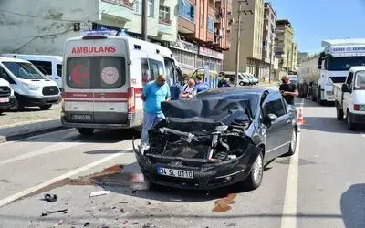 Otomobil kamyona çarptı: 2 yaralı
