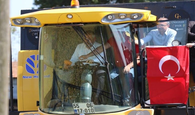 Başkan Kılıç: “Çiftçimizinyanında olmaya devam edeceğiz” - Tarla Günü programı kapsamında çeltik hasat etkinliğine katlan Bafra Belediye Başkanı Hamit Kılıç, ülkenin en önemli ovalarından biri olan Bafra’da tarım ve hayvancılık adına hayata geçirilen her türlü projenin öncüsü ve destekçisi olmaya devam edeceklerini belirtti.