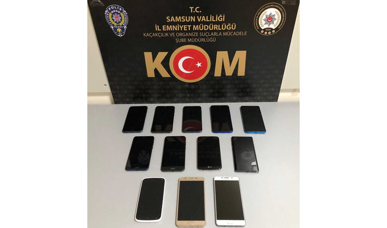 Samsun’da bir evde 12 kaçak telefon ele geçti
 - Samsun’da kaçakçılık polisi bir evde yaptığı aramada 12 adet gümrük kaçağı cep telefonu ele geçirdi.