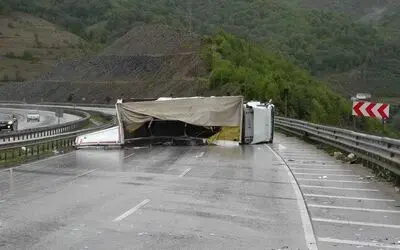 Samsun’da tır kamyonla çarpıştı: 2 yaralı
