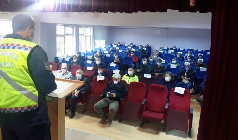 Yakakent’te servis sürücülerinetaşıma güvenliği semineri - Samsun’un Yakakent ilçesinde servis sürücülerine “Öğrencilerin Taşıma Güvenliği” konulu seminer verildi.