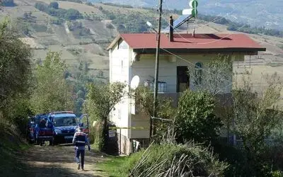 Emlakçıya evinin önünde silahlı saldırı: Eşi öldü, kendisi ağır yaralandı
