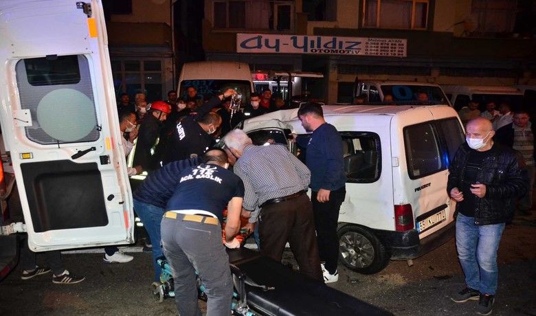 Ambulans ile hafif ticariaracın çarpıştığı kaza kamerada - Samsun’da hasta taşıyan ambulans kavşağa çıkan hafif ticari araç ile çarpıştı. Kazada 1 kişi yaralandı. Kaza anı kameraya yansıdı.