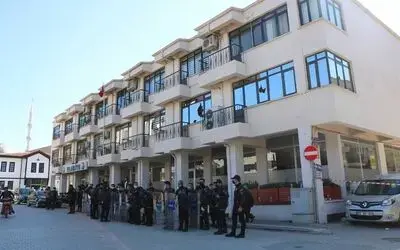 Belediyeyi taşlayan vatandaşlar 6,5 saatlik gergin bekleyişin ardından dağıldı
