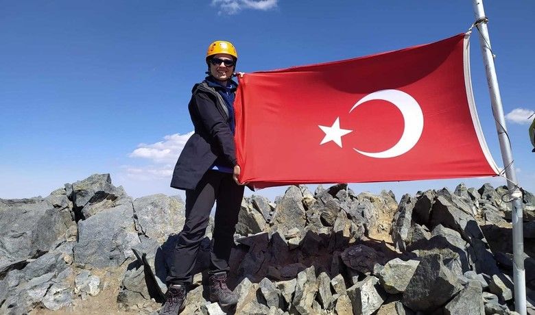 Büşra öğretmen Kaçkar’da zirveyaptı, hedefi Ağrı Dağı - Samsun’un Bafra ilçesinde belgeli tek kadın dağcı olan din kültürü ve ahlak bilgisi öğretmeni Büşra Bilgin(31), Kaçkar Dağı’nda zirve yaparak Türk bayrağını dalgalandırdı. Büşra öğretmenin bir sonraki hedefi ise Ağrı Dağı.