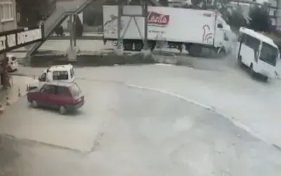 Samsun’da tırın halk otobüsüne çarptığı kaza kamerada: 1 yaralı
