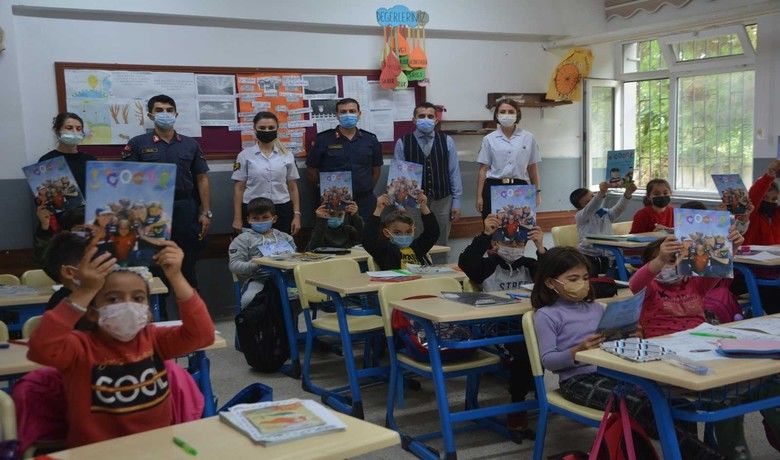 Öğrenciler jandarmayı bağrına bastı - Samsun İl Jandarma Komutanlığı Aile İçi Şiddetle Mücadele Çocuk Kısım Amirliği personeli, minik öğrencilere jandarmayı anlattı.