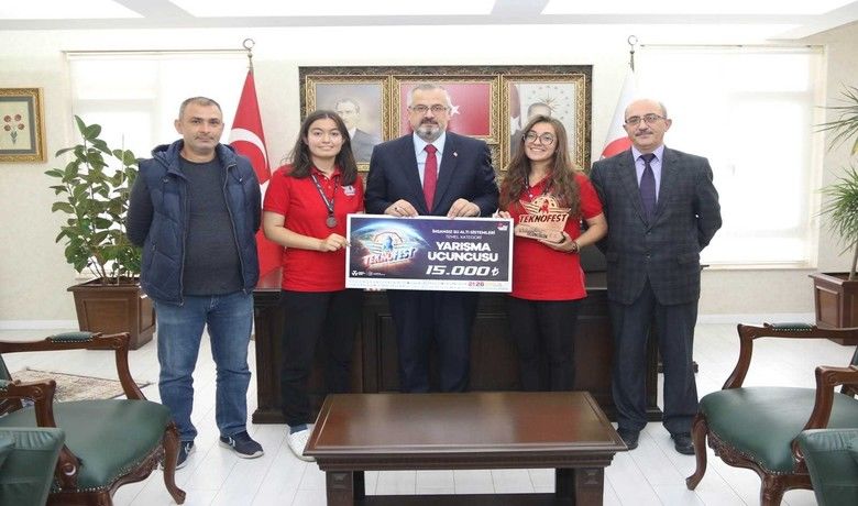 Başkan Kılıç’tan Bafra’nın gururlarına altın - Bafra Belediye Başkanı Hamit Kılıç, TEKONOFEST 2021’de insansız su altı sistemleri dalında üçüncülük madalyası alan Bafra Fen Lisesi HEMDEM Takımı öğrencilerini makamında misafir ederek altınla ödüllendirdi.