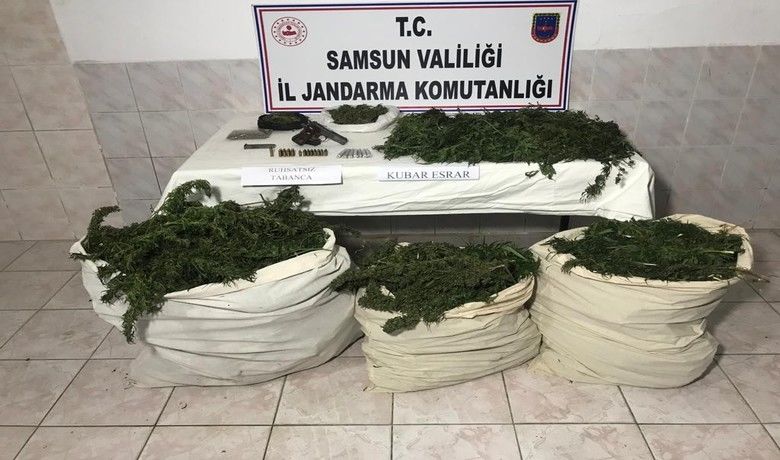 Jandarmadan zehir tacirlerine operasyon:46 kilo esrar ele geçirildi - Samsun’un Bafra ilçesinde jandarma tarafından 46 kilo kubar esrar maddesi ele geçirildi.