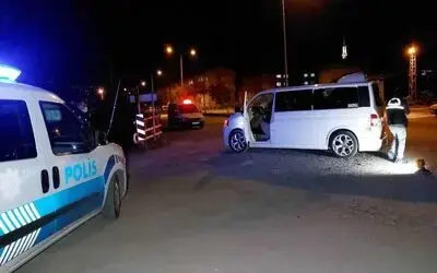 Park halindeki araçta oturan gençlere silahlı saldırı: 1 ölü, 2 yaralı
