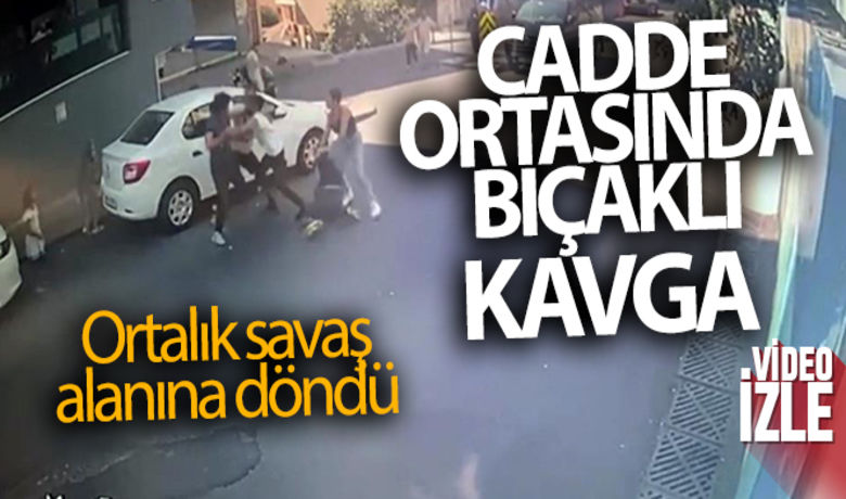 Beyoğlu'nda cadde ortasında bıçaklı kavga kamerada - Beyoğlu’nda cadde üzerinde yürüyen gençler, karşı yönden gelen bir şahısla tartışarak bıçaklı kavgaya tutuştu. Güvenlik kameralarına yansıyan kavgada yol kenarındaki küçük bir kız ise yaşananları korkuyla izledi. Kavgada bir kişi ağır şekilde yaralanırken, olay yerinden kaçan 2 şahıs Beyoğlu Asayiş Büro Amirliği ekipleri tarafından yakalandı.