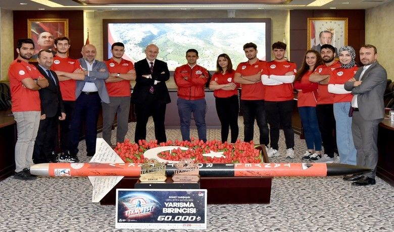 Türkiye şampiyonu ‘Tanyeli RoketTakımı’ üyeleri iş teklifleri aldı - TEKNOFEST 2021’de “Roket Orta İrtifa” kategorisinde Türkiye şampiyonu olan Tanyeli Roket Takımı üyelerinin iş teklifleri aldığı bildirildi.