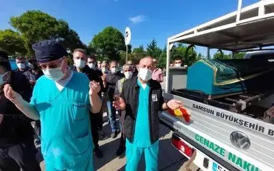 Hayatını kaybeden anestezi teknisyeni için hastane önünde tören düzenlendi
