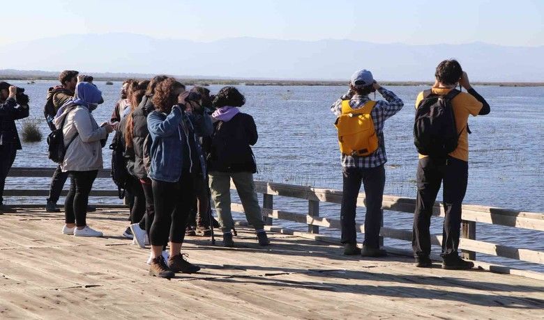 Dünya Göçmen Kuşlar Günü’ndeKızılırmak Deltasında kuş gözlemlediler - Ondokuz Mayıs Üniversitesi (OMÜ) Kuş Gözlem Topluluğu üyeleri göçmen kuşların en hareketli olduğu zamanda 362 kuş türünün tanımlandığı Kızılırmak Deltası Kuş Cenneti’nde gözlem yaptı. Dünya Göçmen Kuşlar Günü’nün kutlayan üyeler aynı zamanda halkalama yapılan kuşları da doğaya saldı.