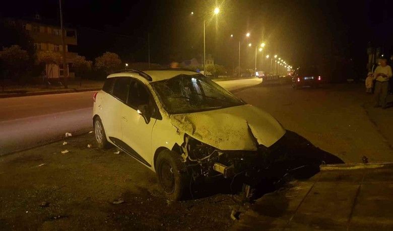 Kontrolden çıkan otomobil durağa çarptı: 2 yaralı
 - Samsun’da kontrolden çıkan otomobilin yol kenarında bulunan yolcu durağına çarptığı kazada 2 kişi yaralandı.