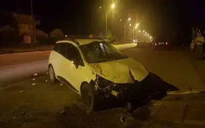 Kontrolden çıkan otomobil durağa çarptı: 2 yaralı
