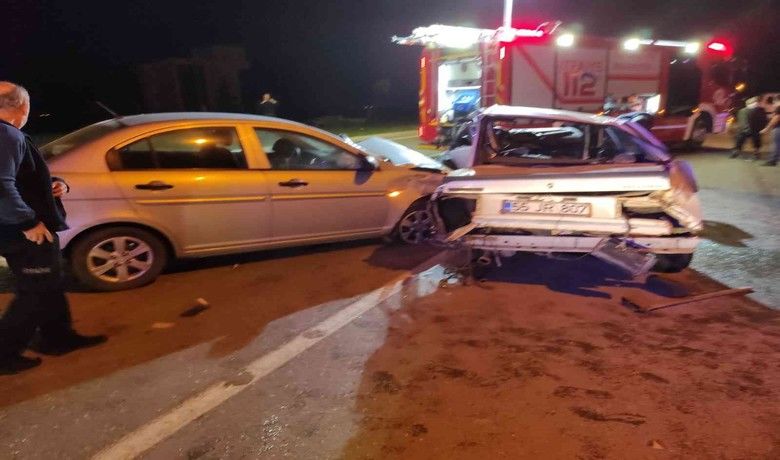 Bafra’da iki otomobil çarpıştı: 6 yaralı - Samsun’un Bafra ilçesinde iki otomobilin çarpışması sonucu meydana gelen trafik kazasında 6 kişi yaralandı.