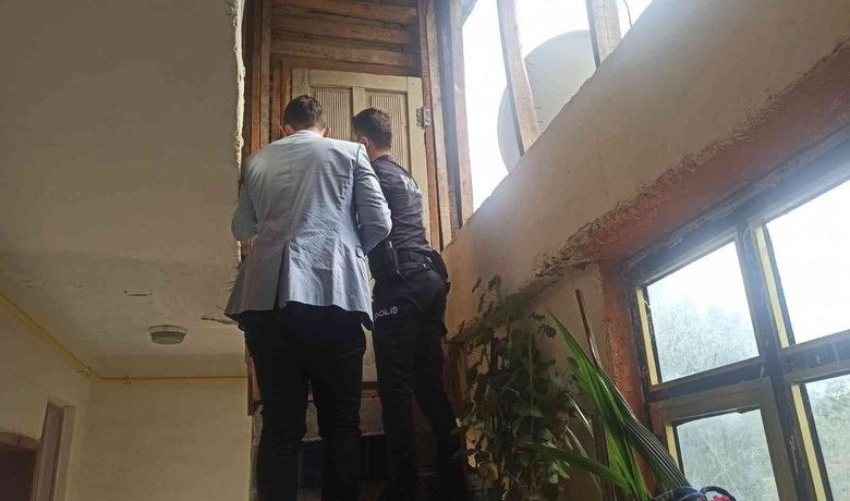 Bafra’da ceviz hırsızlığı - Samsun’un Bafra ilçesinde bir apartmanın teras katındaki odunluktan 3 çuval ceviz çalındı.