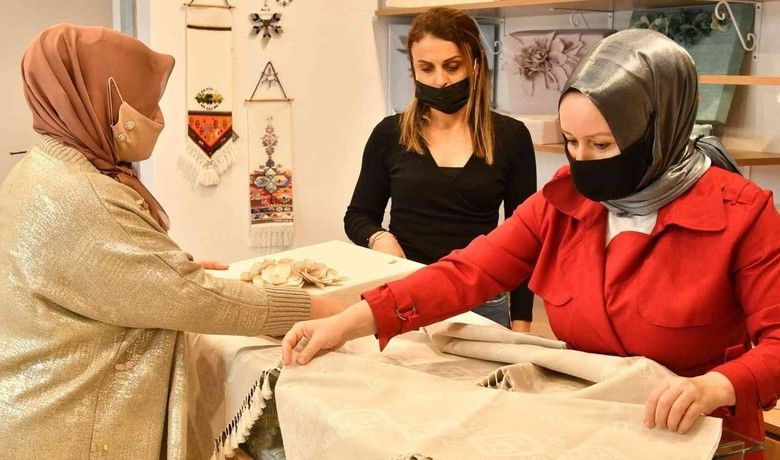 Geleneksel ve yöresel ürünler markalaşacak - Samsun Büyükşehir Belediyesi unutulmaya yüz tutmuş geleneksel ürün ve el sanatlarının üretiminin artırılması için ilçelerde atölyeler kuracak. Başkan Mustafa Demir, markalaşma projesiyle kültürel eser ve gıda mamullerinin gelecek nesillere aktarılacağını, üreten kadınların ekonomiye kazandırılacağını söyledi.