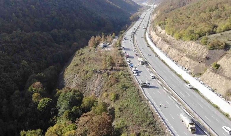 Kaza yeri havadan görüntülendi:3 şeritli yoldan dereye uçmuş - Samsun’da 2 kişinin hayatını kaybettiği, 14 kişinin yaralandığı otobüs kazasının meydana geldiği yer havadan görüntülendi. Kazanın üçer şeritli duble yolda yaşanması dikkat çekti.