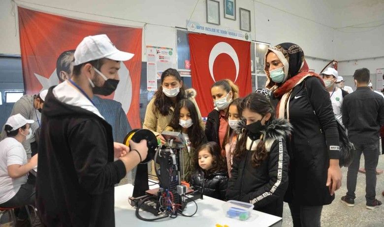 Bafra’da bilim fuarı:Öğrencilerin eserleri görücüye çıktı - Samsun Bafra Mesleki ve Teknik Anadolu Lisesi’nde "TÜBİTAK 4006 Bilim Fuarı" açıldı.